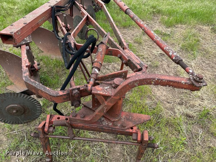 image for item ND9269 International 550 plow