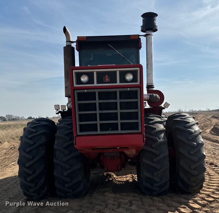 image for item NH9088 1980 International  4586 tractor