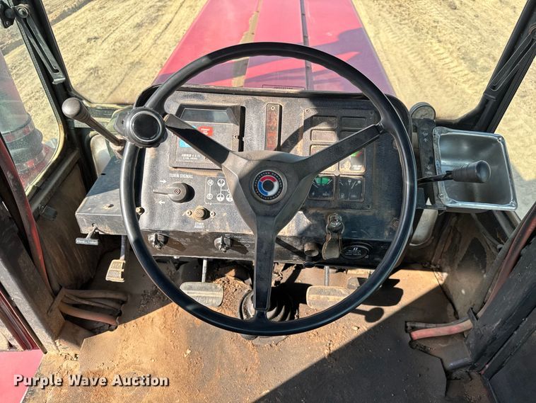 image for item NH9088 1980 International  4586 tractor