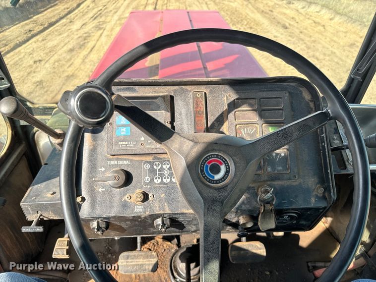 image for item NH9088 1980 International  4586 tractor