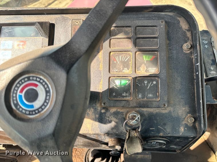 image for item NH9088 1980 International  4586 tractor