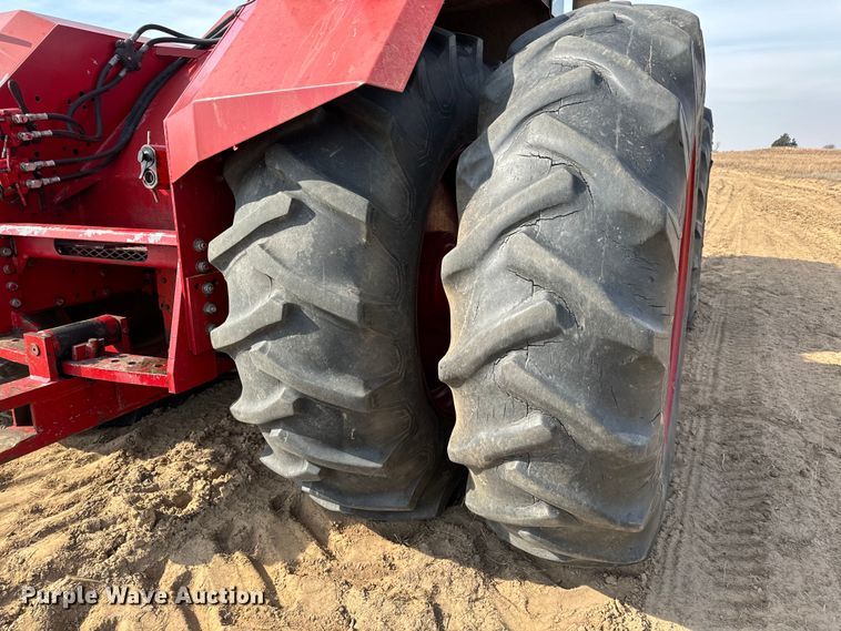 image for item NH9088 1980 International  4586 tractor