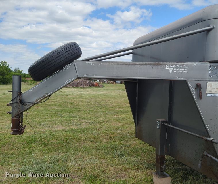 image for item NZ9633 2000 WW livestock trailer