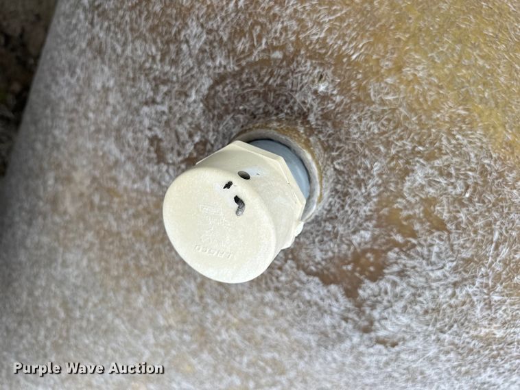 image for item OE9076 (2) fiberglass tanks