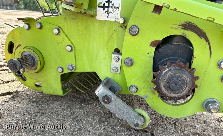 image for item OI9074 2015 Claas 135 pickup head