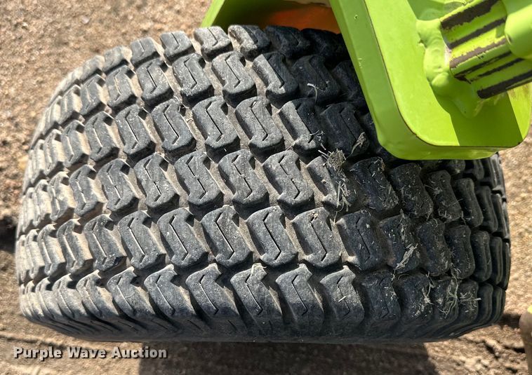 image for item OI9074 2015 Claas 135 pickup head