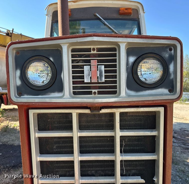 image for item OM9486 International Harvester   1086 tractor