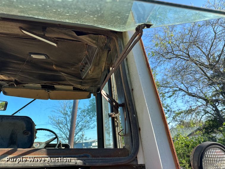 image for item OM9486 International Harvester   1086 tractor