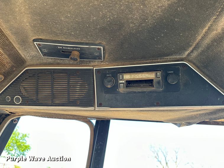 image for item OM9486 International Harvester   1086 tractor