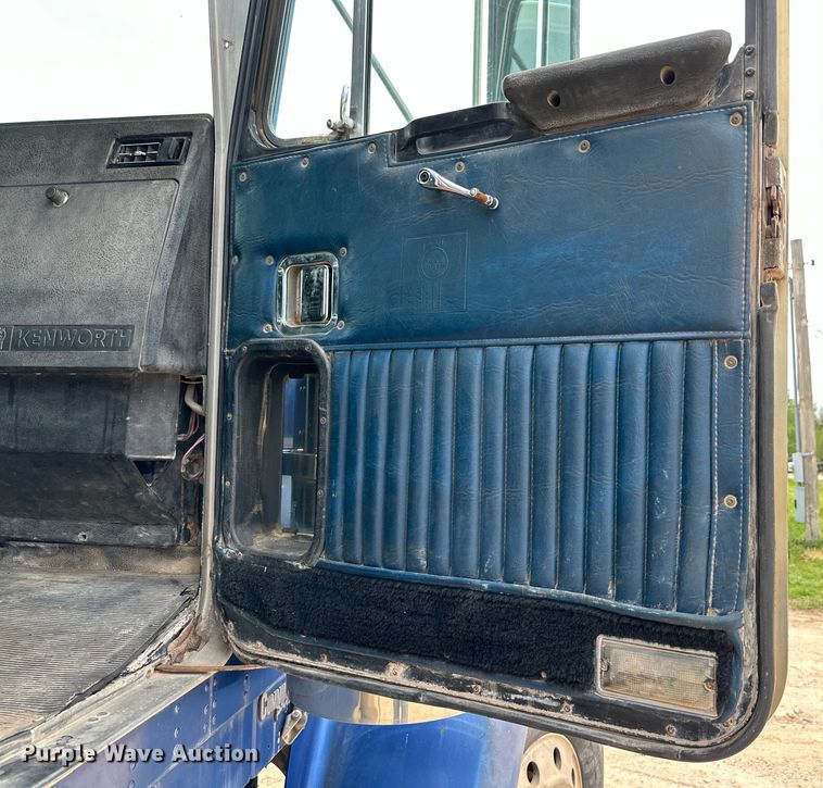 image for item DG4365 1993 Kenworth W900 truck cab and chassis