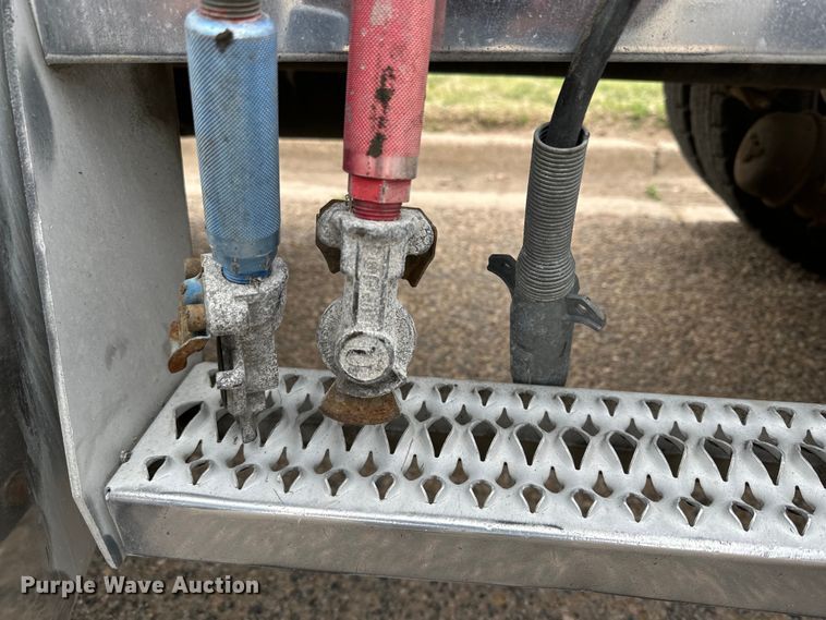 image for item DG4373 1999 Peterbilt 379 semi truck