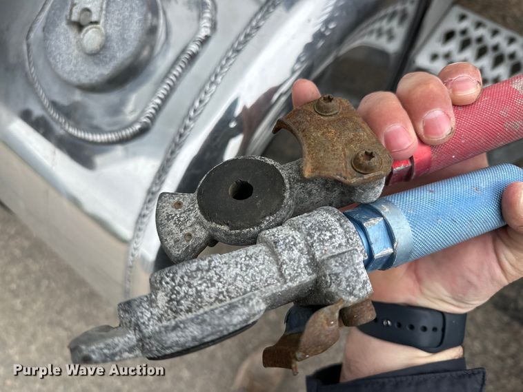 image for item DG4373 1999 Peterbilt 379 semi truck