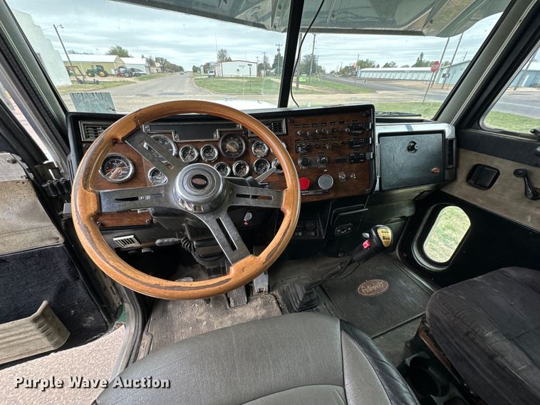 image for item DG4373 1999 Peterbilt 379 semi truck