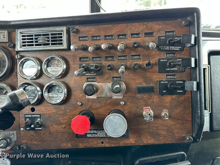 image for item DG4373 1999 Peterbilt 379 semi truck