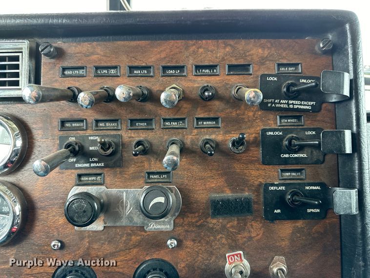 image for item DG4373 1999 Peterbilt 379 semi truck