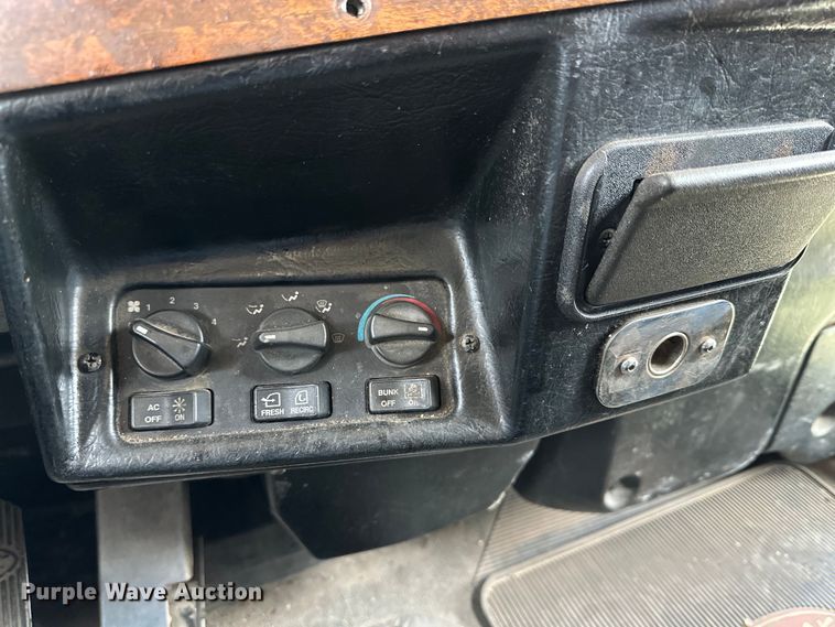 image for item DG4373 1999 Peterbilt 379 semi truck