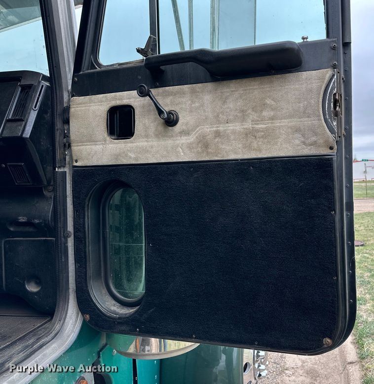 image for item DG4373 1999 Peterbilt 379 semi truck