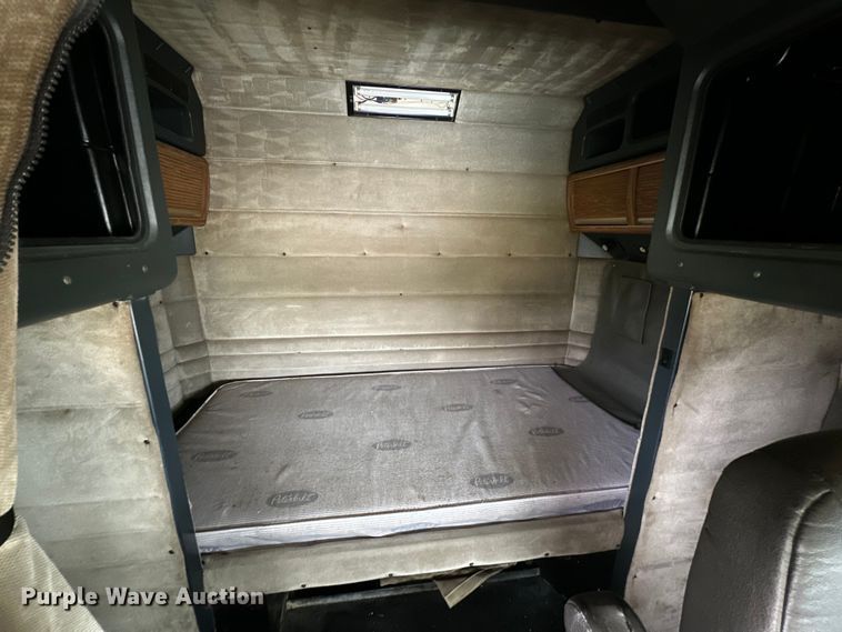 image for item DG4373 1999 Peterbilt 379 semi truck