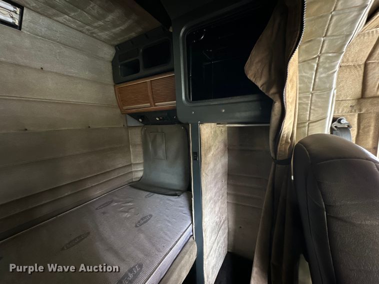 image for item DG4373 1999 Peterbilt 379 semi truck