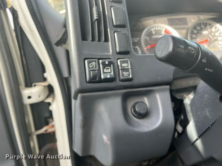 image for item DH8604 2013 Isuzu NRR refrigerated truck