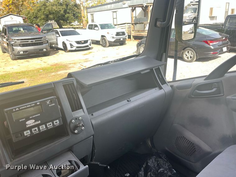 image for item DH8604 2013 Isuzu NRR refrigerated truck