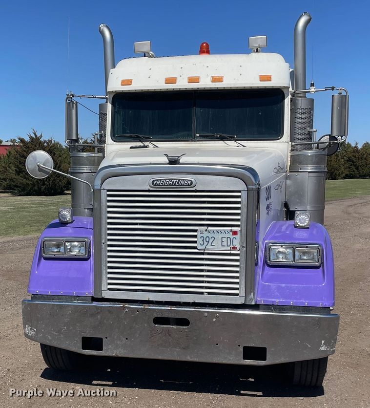 image for item DM2717 2002 Freightliner  FLD semi truck