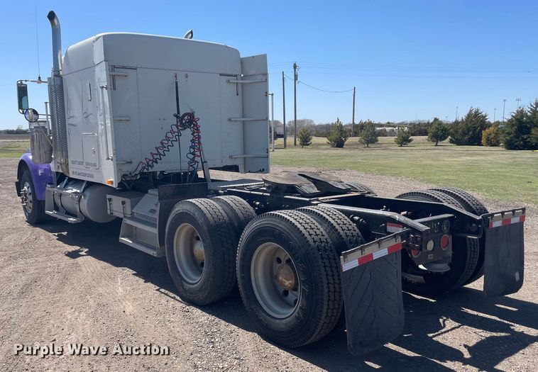 image for item DM2717 2002 Freightliner  FLD semi truck