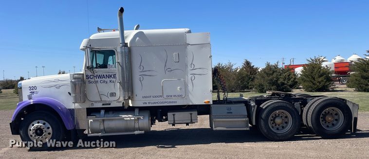 image for item DM2717 2002 Freightliner  FLD semi truck