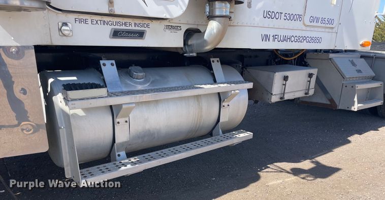 image for item DM2717 2002 Freightliner  FLD semi truck