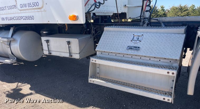 image for item DM2717 2002 Freightliner  FLD semi truck