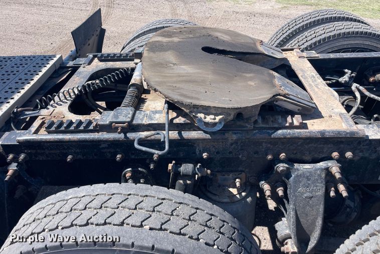 image for item DM2717 2002 Freightliner  FLD semi truck