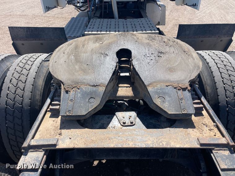 image for item DM2717 2002 Freightliner  FLD semi truck