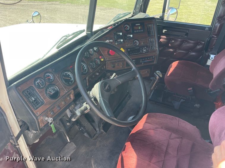 image for item DM2717 2002 Freightliner  FLD semi truck