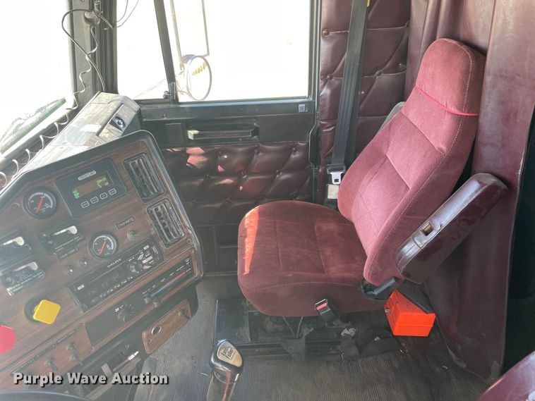 image for item DM2717 2002 Freightliner  FLD semi truck