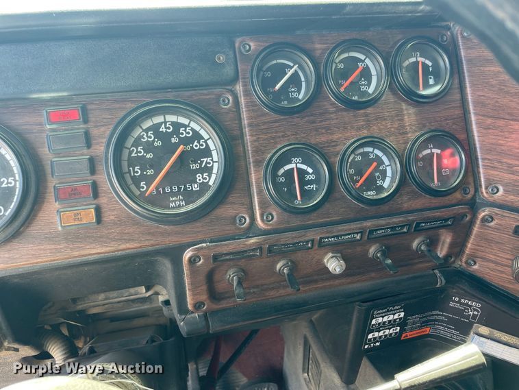 image for item DM2717 2002 Freightliner  FLD semi truck