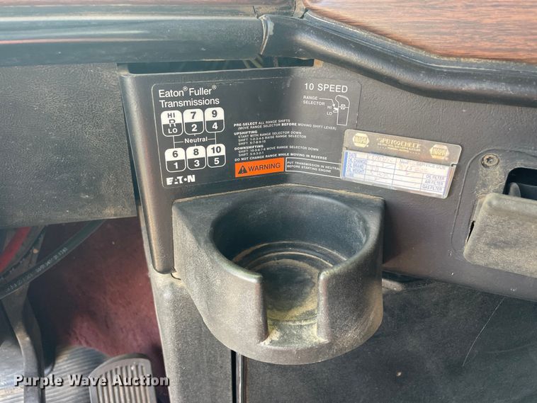 image for item DM2717 2002 Freightliner  FLD semi truck