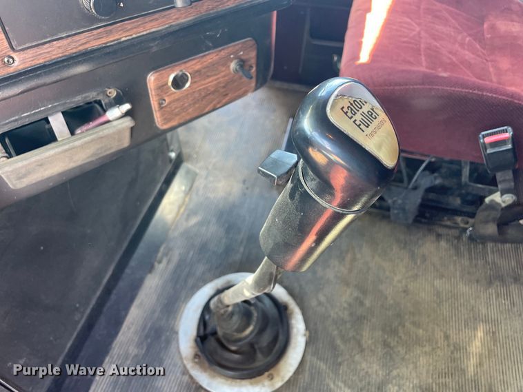 image for item DM2717 2002 Freightliner  FLD semi truck