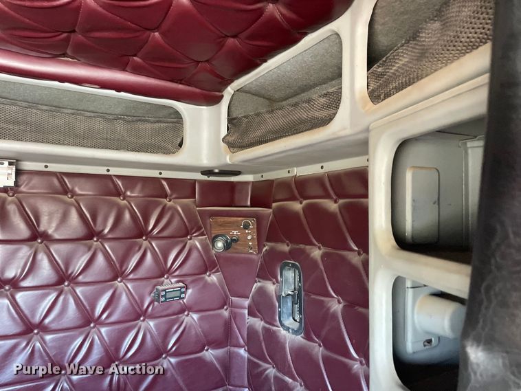 image for item DM2717 2002 Freightliner  FLD semi truck