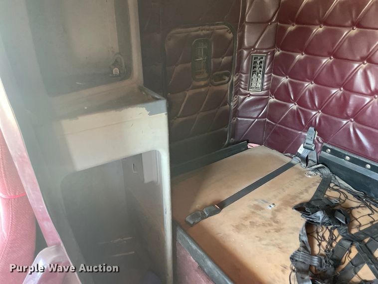 image for item DM2717 2002 Freightliner  FLD semi truck