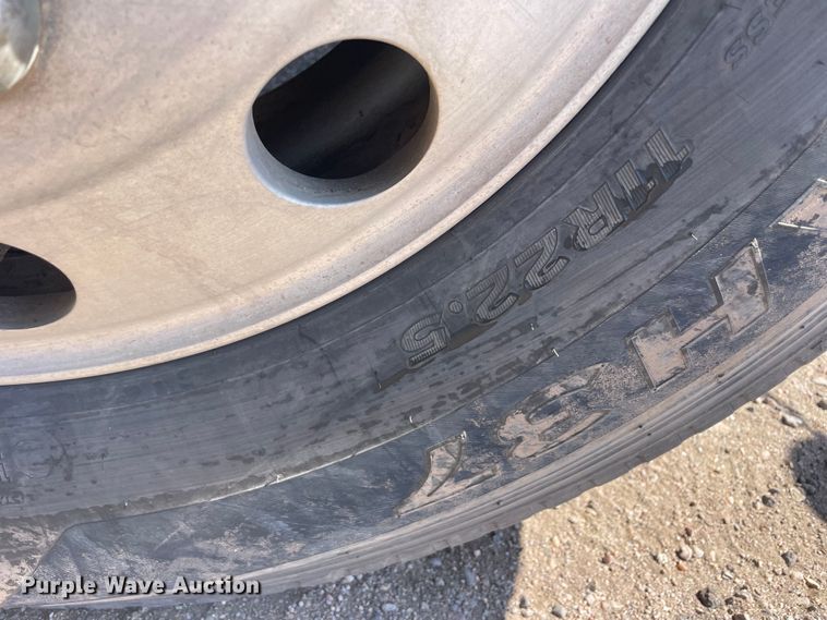 image for item DM2717 2002 Freightliner  FLD semi truck