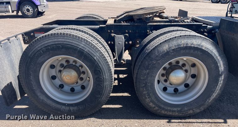 image for item DM2717 2002 Freightliner  FLD semi truck