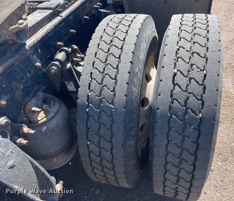 image for item DM2717 2002 Freightliner  FLD semi truck