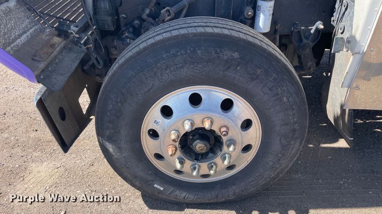 image for item DM2717 2002 Freightliner  FLD semi truck