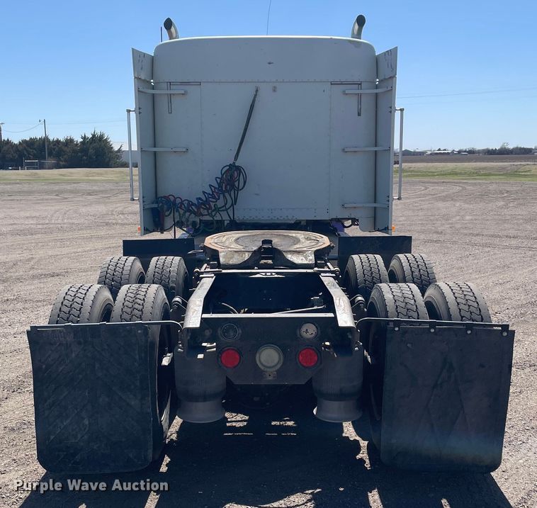 image for item DM2718 2002 Freightliner  FLD semi truck