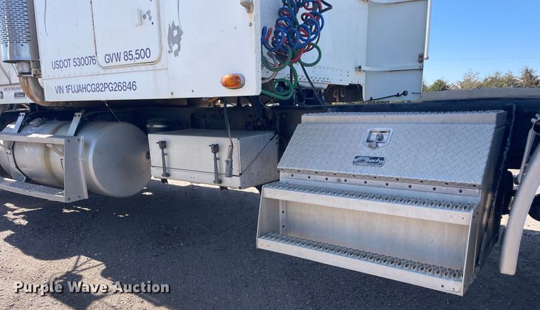 image for item DM2718 2002 Freightliner  FLD semi truck