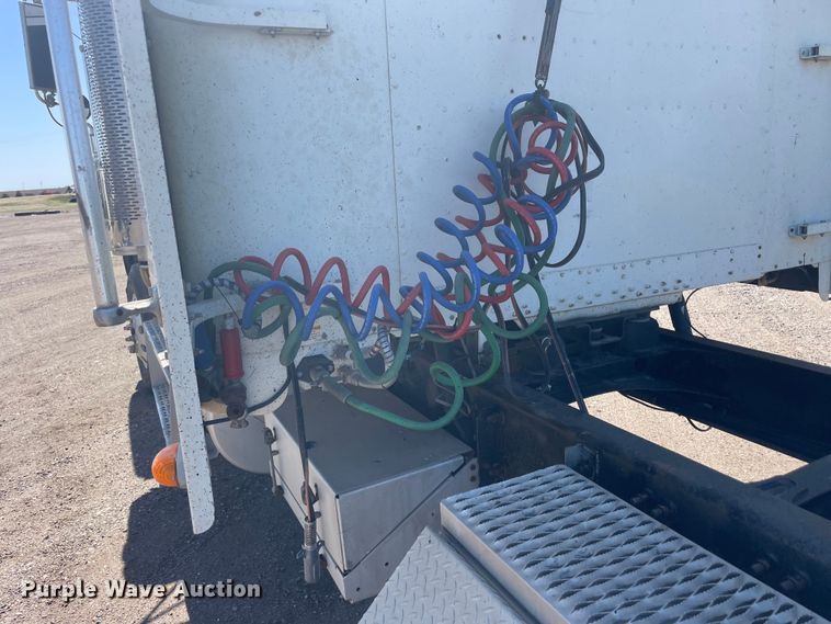 image for item DM2718 2002 Freightliner  FLD semi truck