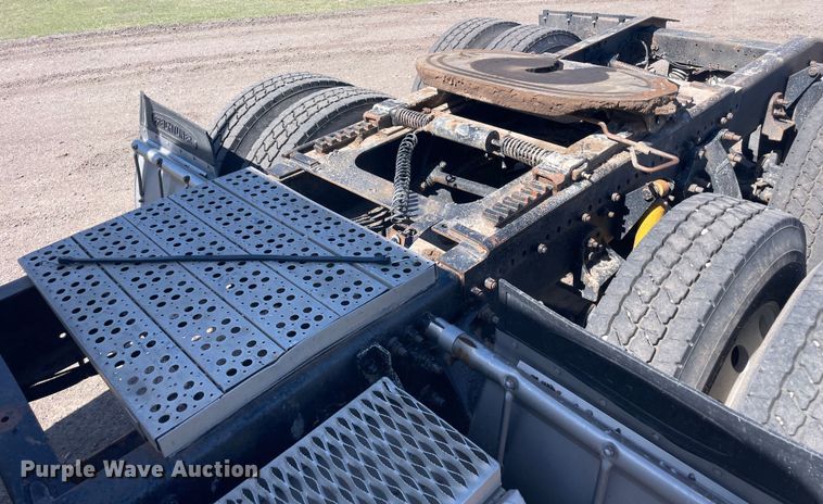 image for item DM2718 2002 Freightliner  FLD semi truck