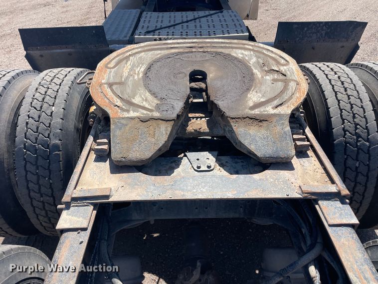 image for item DM2718 2002 Freightliner  FLD semi truck