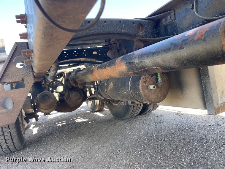 image for item DM2718 2002 Freightliner  FLD semi truck