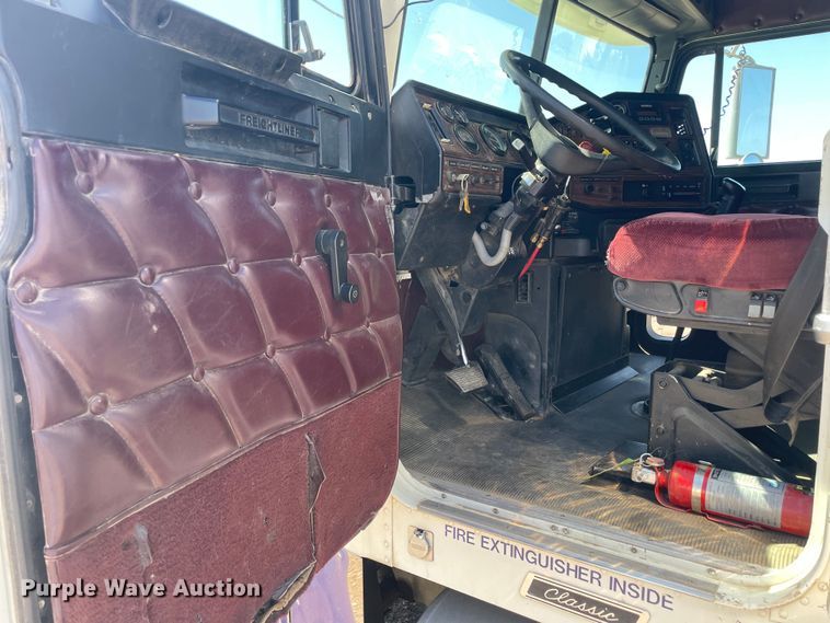 image for item DM2718 2002 Freightliner  FLD semi truck